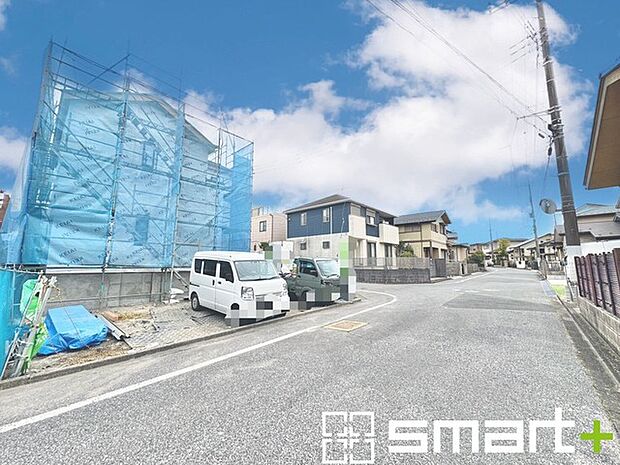 ~閑静な住宅街の立地~ ・周辺は閑静な住宅街となっておりますので、静かな暮らしをご実現いただけます。 ・前面道路の交通量も多くないので、小さなお子様がいるご家庭でもご安心ですね。