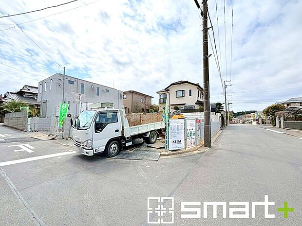 ~開放感ある角地のお住まい~ ・2方向が空く事で開放感のある角地に位置しております。 ・窮屈な感じが無く、ゆったりと暮らせるこの魅力をぜひ現地でご体感くださいませ。