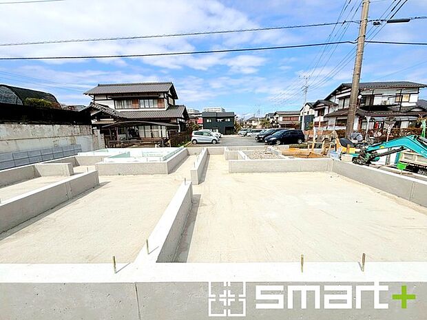 ~ベタ基礎でしっかりとした土台~ ・コンクリートの中に鉄筋を配し強度を高めた「ベタ基礎」を採用。 ・しっかりとした土台を造ったうえで、その上に建物が築造されていきます。