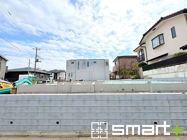~閑静な住宅街の立地~ ・周辺は閑静な住宅街となっておりますので、静かな暮らしをご実現いただけます。 ・前面道路の交通量も多くないので、小さなお子様がいるご家庭でもご安心ですね。