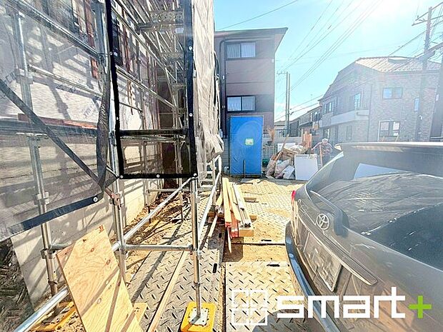 ~ベタ基礎でしっかりとした土台~ ・コンクリートの中に鉄筋を配し強度を高めた「ベタ基礎」を採用。 ・しっかりとした土台を造ったうえで、その上に建物が築造されていきます。