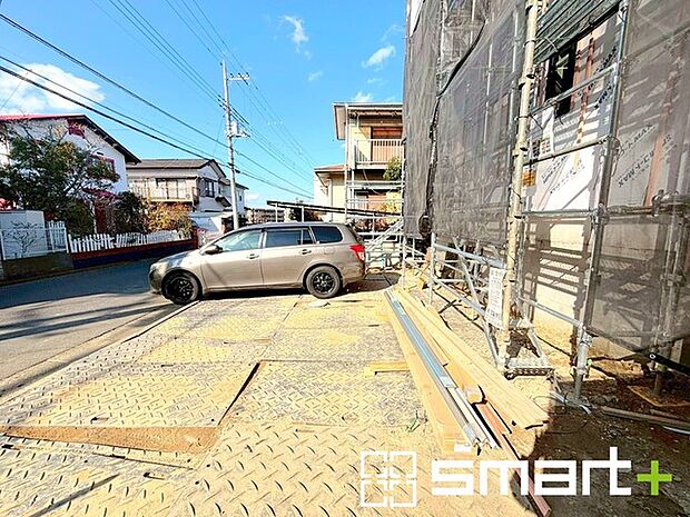 ~ゆとりあるカースペース~ ・セカンドカーや来客時にも困らないカースペース4台分。自転車やバイクのおける余裕の広さです。 ・カーポートなどのオプションもお気軽にご相談くださいませ。