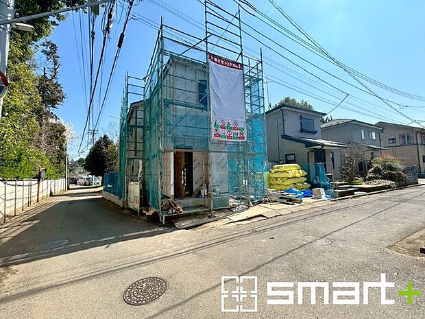 ~開放感ある角地のお住まい~ ・2方向が空く事で開放感のある角地に位置しております。 ・窮屈な感じが無く、ゆったりと暮らせるこの魅力をぜひ現地でご体感くださいませ。