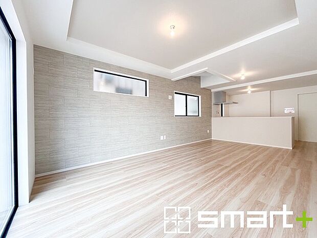 ～折り上げ天井のあるＬＤＫ～ ・一部天井を高くする折り上げ天井を配する事で縦への空間が生まれ、開放感のある広々とした仕様に。 ・ぜひ現地でその魅力をご体感くださいませ。 