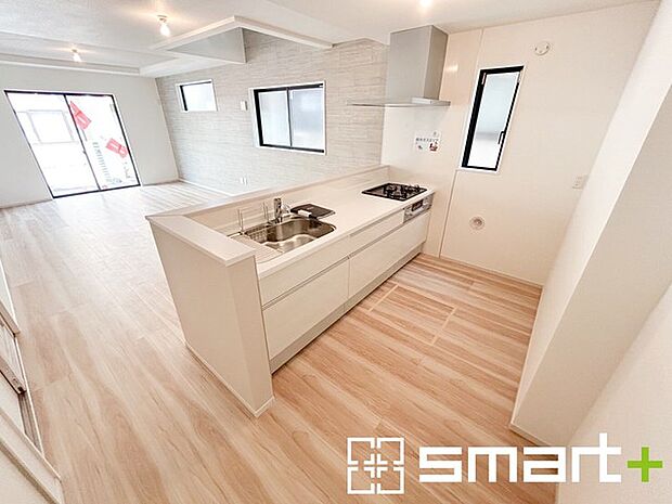 ～広々キッチンスペース～ ・キッチンスペースは余裕のある広さとなっており、キッチン内のでのすれ違いも楽々。 ・お料理や洗い物がしやすい設計となっております。 