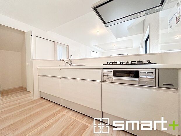 ～人気のカウンターキッチン～ ・キッチンには余計な柱が無いので、リビングが見渡せ開放感のある造りとなっております。 ・蛇口には浄水器が内蔵されるなど機能面でも優れたキッチンです。 