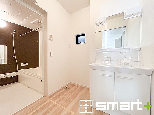 ～人気の三面鏡を採用～ ・洗面台は三面鏡仕様なので鏡の角度を変える事で頭の後ろの方までご確認可能です。 ・鏡の裏が収納になっておりますので、洗面台周りもスッキリと片付きます。 