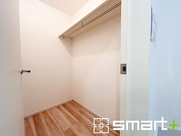 ～便利なホールクローク～ ・コートなど上着、ゴルフ・スキーなど趣味の用具、ブーツなどかさばる靴、などなどお好きなものを収納いただけるホールクロークをご用意。ぜひご体感くださいませ。 