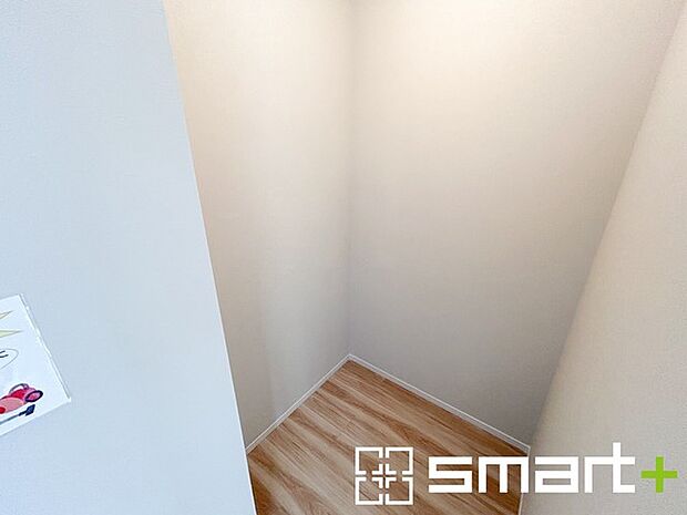 ～憧れのクローゼット～ ・居室にクローゼットを設ける事で季節ものや趣味の用具などもスッキリと収納可能です。 ・ぜひ現地でその便利さをご体感くださいませ。 