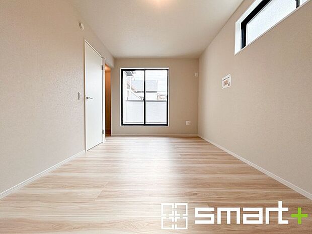 ～2面採光の明るいお部屋～ ・洋室は2面採光とする事で穏やかな陽の入る明るい空間となっております。 ・くつろぎのプライベート時間を明るい空間で穏やかにお過ごしいただけます。 