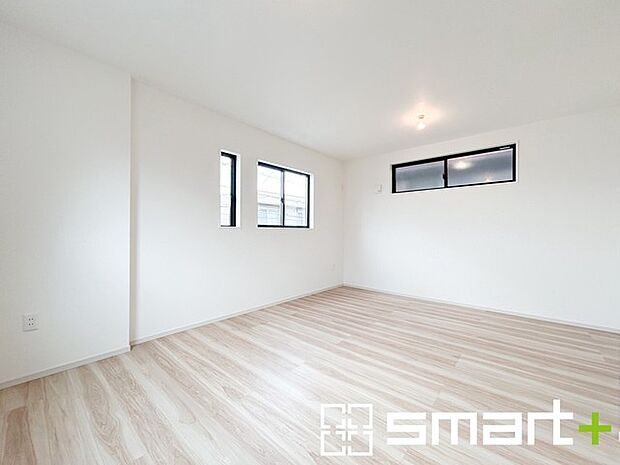 ～収納豊富な洋室～ ・各居室に備え付けの収納をご用意。タンスなどを置く場合と比べ出っ張らないので部屋の中を有効のご活用いただけます。 ・収納の広さなどぜひ現地でご確認くださいませ。 