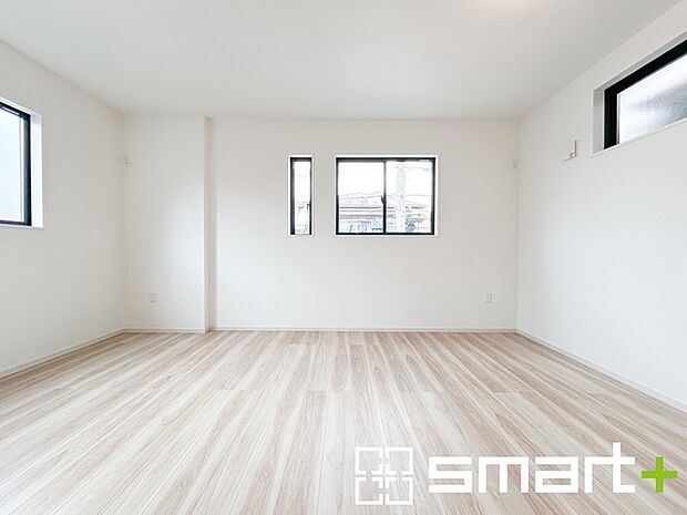 ～オプション施行もお任せください～ ・フローリングの変色など劣化を軽減し、水をこぼした場合などにも防いでくれるフロアコーテイングが人気となっております。 ・オプション施行もお任せください。 