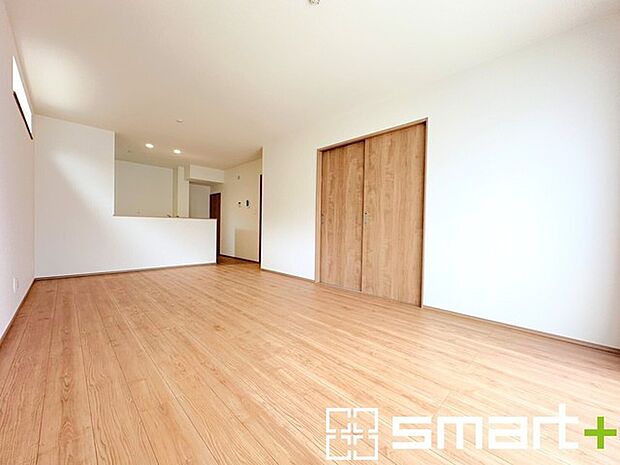 ～ナチュラルな色彩のＬＤＫ～ ・自然な風合いの色味で纏められたＬＤＫは家具のコーディネートもしやすくなっております。 ・どんなインテリアにするか、考えるだけでも楽しくなりますね。 