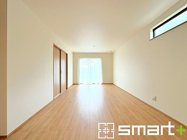 ～穏やかな陽の入るＬＤＫ～ ・大きな窓のあるＬＤＫは陽当りも良好で明るい空間となっております。 ・ご家族団らんなど過ごす時間の多いＬＤＫが明るいのは嬉しいポイントですね。