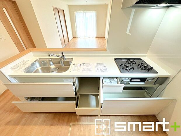 ～人気のカウンターキッチン～ ・キッチンには余計な柱が無いので、リビングが見渡せ開放感のある造りとなっております。 ・蛇口には浄水器が内蔵されるなど機能面でも優れたキッチンです。 