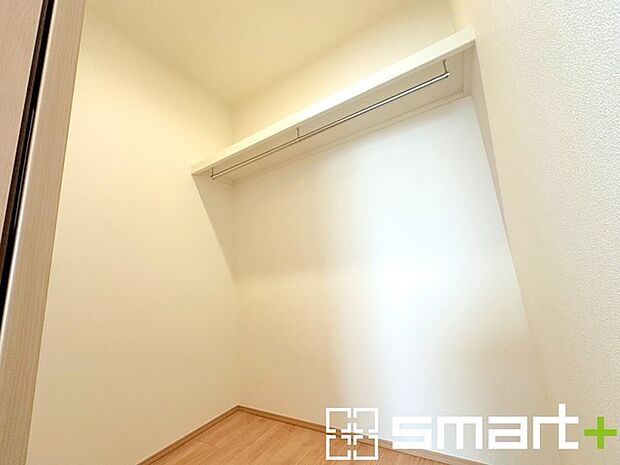 ～ウォークインクローゼット～ ・衣類をハンガーに掛けたまま収納できるウォークインクローゼットは重宝しますね。 ・季節ものや小物類なども整理整頓しやすく生活空間が広がります。