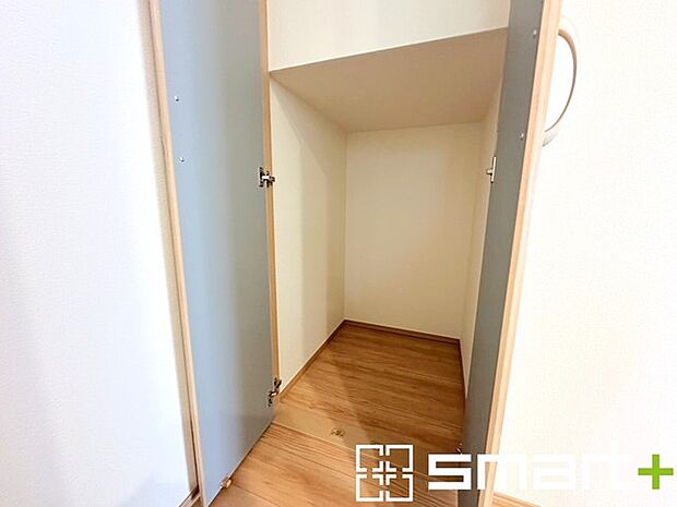 ～ちょっとした空間も有効活用～ ・廊下も無駄にせずしっかりと収納をご用意。ちょっとしたスペースも無駄にしません。 ・掃除機など意外と置場に困る物もしっかりと収納可能です。 