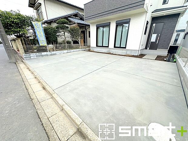 ～ゆとりあるカースペース～ ・セカンドカーや来客時にも困らないカースペース3台分。物置や駐輪スペースなどにも利用できますね。 ・カーポートなどのオプションもお気軽にご相談くださいませ。