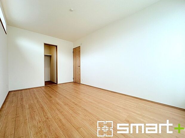 ～バルコニーに面した洋室～ ・バルコニー側の大きな窓から穏やかな陽が差し込む明るい洋室はウォークインクローゼット付。 ・ゆとりある広さでご夫婦やご兄弟でもゆったりお過ごしいただけます。