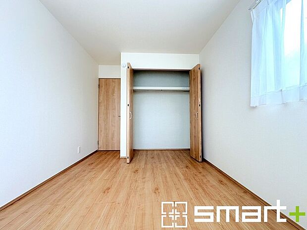 ～2面採光の明るいお部屋～ ・洋室は2面採光とする事で穏やかな陽の入る明るい空間となっております。 ・くつろぎのプライベート時間を明るい空間で穏やかにお過ごしいただけます。 