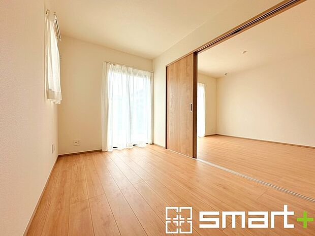 ～リビング横の洋室～ ・お子様のプレイルームやお昼寝、趣味のお部屋など、用途様々な1階洋室。 ・寝室はもちろん、玄関からも直接出入り可能なのでゲストルームにも利用できますね。