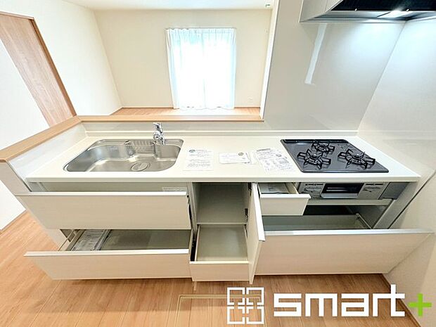 ~人気のカウンターキッチン~ ・キッチンには余計な柱が無いので、リビングが見渡せ開放感のある造りとなっております。 ・蛇口には浄水器が内蔵されるなど機能面でも優れたキッチンです。