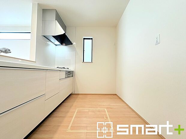 ~使い勝手の良いシステムキッチン~ ・料理がしやすい設計のキッチンでお料理もはかどりますね。 ・もちろんキッチン下部は収納になっておりますので、フライパンなども収納可能です。