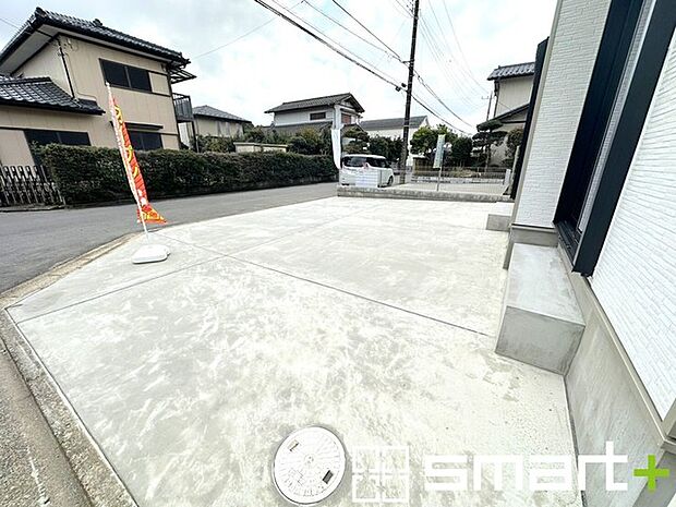 ~ゆとりあるカースペース~ ・セカンドカーや来客時にも困らないカースペース3台分。物置や駐輪スペースなどにも利用できますね。 ・カーポートなどのオプションもお気軽にご相談くださいませ。