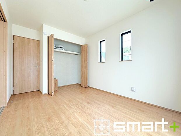 ~1階洋室~ ・リビングの続き間として利用すれば22帖の広々空間になります。 ・収納付きで、もちろん寝室としてもお使いいただけます。 ・玄関から直接出入り可能な和室は客間にもピッタリ。