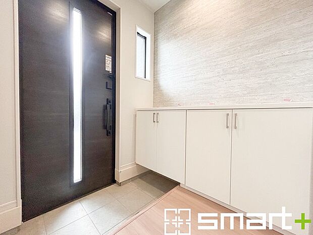 ～穏やかな陽の入る玄関～ ・玄関ドアのガラス部分に加えてシューズボックスの間に窓を設ける事で穏やかな陽の入る玄関に。 ・ご家族やご来客を明るい空間で出迎えてくれます。 