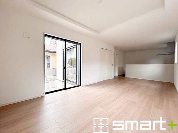 ～穏やかな陽の入るＬＤＫ～ ・大きな窓のあるＬＤＫは陽当りも良好で明るい空間となっております。 ・ご家族団らんなど過ごす時間の多いＬＤＫが明るいのは嬉しいポイントですね。 