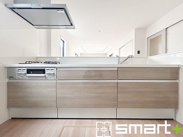 ～人気のカウンターキッチン～ ・キッチンには余計な柱が無いので、リビングが見渡せ開放感のある造りとなっております。 ・蛇口には浄水器が内蔵されるなど機能面でも優れたキッチンです。 