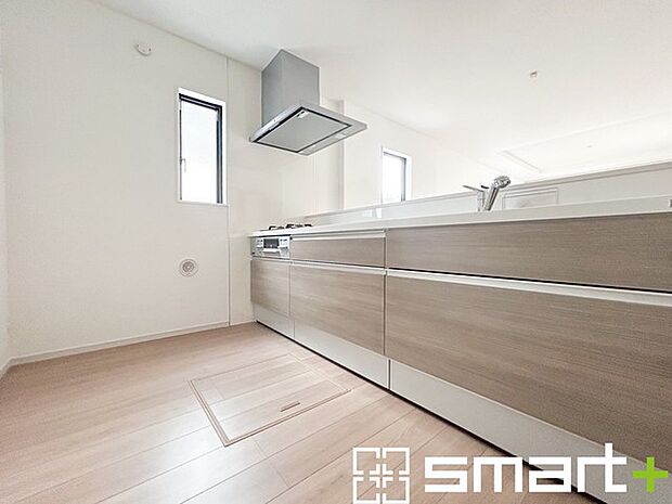 ～使い勝手の良いシステムキッチン～ ・料理がしやすい設計のキッチンでお料理もはかどりますね。 ・もちろんキッチン下部は収納になっておりますので、フライパンなども収納可能です。 