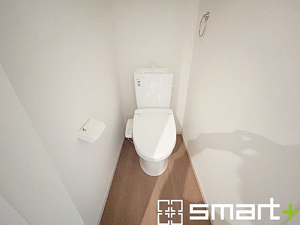 ～やはり便利なタンク式トイレ～ ・最近はタンクレストイレもございますが、タンク式の場合は停電時もお水を流すことが可能。 ・故障時なども比較的費用が安くなるなど、メリットが多くなります。 