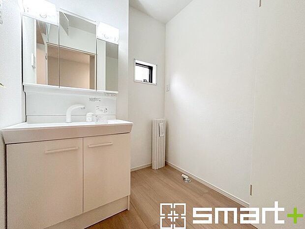 ～人気の三面鏡を採用～ ・洗面台は三面鏡仕様なので鏡の角度を変える事で頭の後ろの方までご確認可能です。 ・鏡の裏が収納になっておりますので、洗面台周りもスッキリと片付きます。 