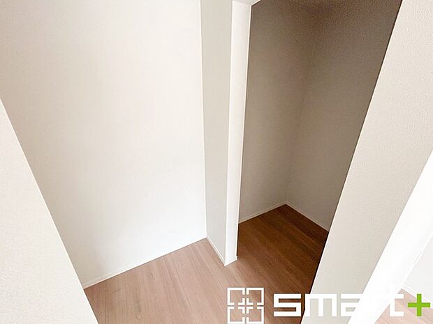 ～憧れのウォークインクローゼット～ ・居室にウォークインを設ける事で季節ものや趣味の用具などもスッキリと収納可能です。 ・ぜひ現地でその便利さをご体感くださいませ。 