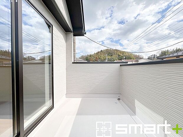 ～洗濯物も干しやすいバルコニー～ ・バルコニーには物干し竿受けが標準装備されております。 ・テラス屋根等のオプションもお気軽にご相談くださいませ。 