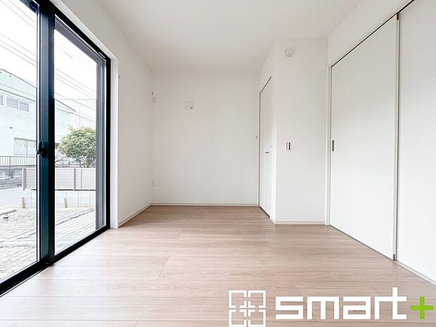 ～オプション施行もお任せください～ ・フローリングの変色など劣化を軽減し、水をこぼした場合などにも防いでくれるフロアコーテイングが人気となっております。 ・オプション施行もお任せください。 