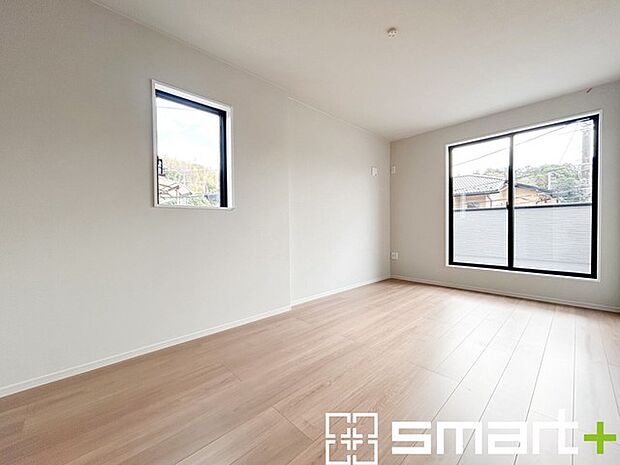 ～2面採光の明るいお部屋～ ・洋室は2面採光とする事で穏やかな陽の入る明るい空間となっております。 ・くつろぎのプライベート時間を明るい空間で穏やかにお過ごしいただけます。 