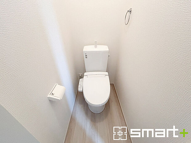 ~やはり便利なタンク式トイレ~ ・最近はタンクレストイレもございますが、タンク式の場合は停電時もお水を流すことが可能。 ・故障時なども比較的費用が安くなるなど、メリットが多くなります。