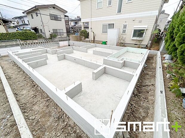 ～ベタ基礎でしっかりとした土台～ ・コンクリートの中に鉄筋を配し強度を高めた「ベタ基礎」を採用。 ・しっかりとした土台を造ったうえで、その上に建物が築造されていきます。 