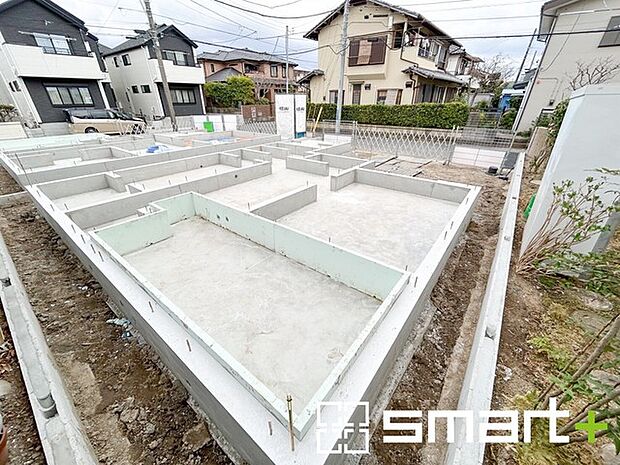 ~閑静な住宅街の立地~ ・周辺は閑静な住宅街となっておりますので、静かな暮らしをご実現いただけます。 ・前面道路の交通量も多くないので、小さなお子様がいるご家庭でもご安心ですね。