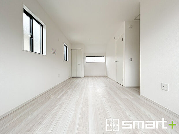 ~間取り変更も可能な洋室~ ・2階10.89帖の洋室は間仕切りを造る事で2部屋に分ける事が可能。 ・ご家族の状況に応じて部屋の数を変更できるプランです。
