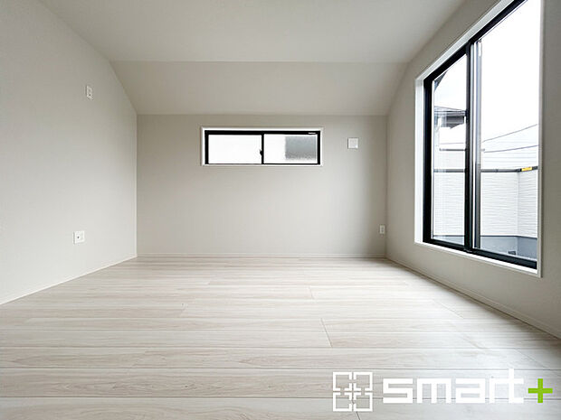 ~2面採光の明るいお部屋~ ・洋室は2面採光とする事で穏やかな陽の入る明るい空間となっております。 ・くつろぎのプライベート時間を明るい空間で穏やかにお過ごしいただけます。