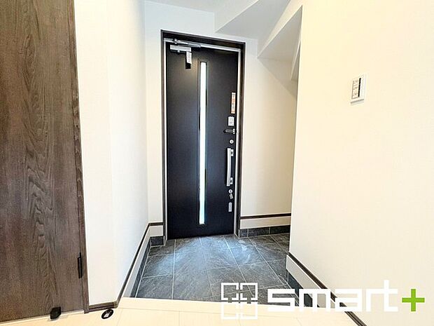 ～穏やかな陽が入る玄関～ ・玄関ドアにガラス部分を設ける事で穏やかな陽の入る玄関になります。 ・備え付けのシューズボックスはたっぷりしまえて玄関がスッキリ片付きますね。 