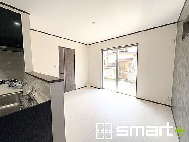 ～明るいＬＤＫ～ ・ご家族でゆったり寛げる広々リビングは、大きな窓からたっぷりの陽光が差し込む明るい空間。 ・アクセントクロスでシンプルなお部屋もメリハリのある空間に。 