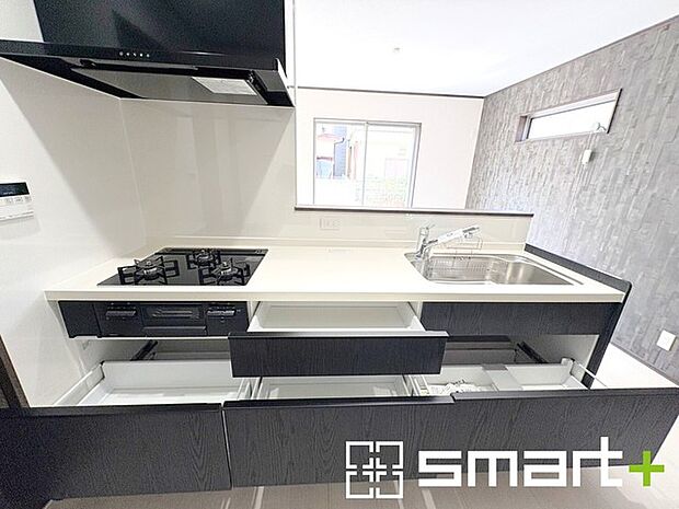 ～人気のカウンターキッチン～ ・キッチンには余計な柱が無いので、リビングが見渡せ開放感のある造りとなっております。 ・蛇口には浄水器が内蔵されるなど機能面でも優れたキッチンです。 