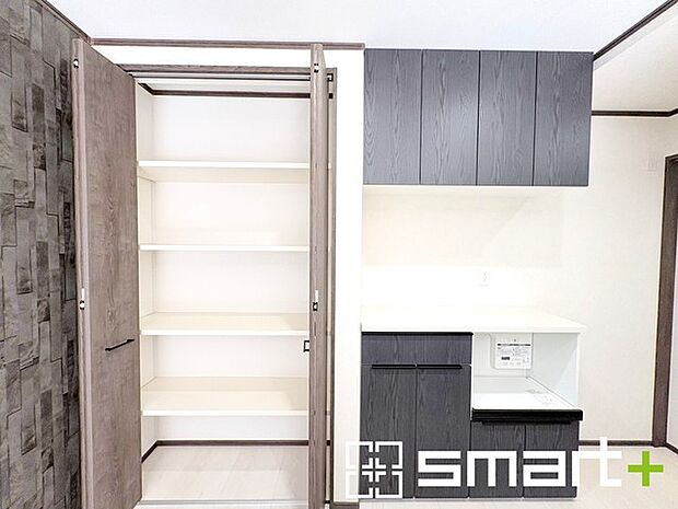 ～便利な可動棚付き収納～ ・キッチン横には食材や台所用品のストックもたくさんしまえる便利な棚付き。 ・買い溜めした食材などはもちろん、ティッシュなどの置場としてもご利用いただけます。 