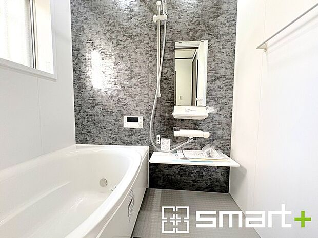 ～浴室乾燥機付きの浴室～ ・浴室には乾燥機が付いているので雨の日でも洗濯物を干すことが可能です。 ・水はけの良い床材など機能面も充実。マイクロバブルなどオプションもご相談くださいませ。 