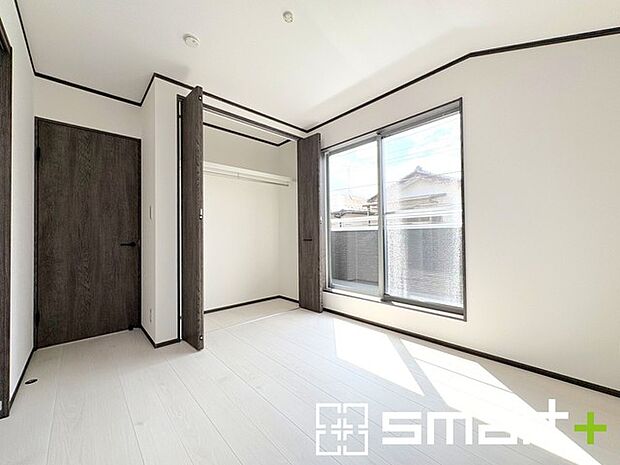 ～バルコニーに面した洋室～ ・バルコニー側の大きな窓から穏やかな陽が差し込む明るい洋室。 ・収納付きなので整理整頓しやすく、生活空間が広がりますね。